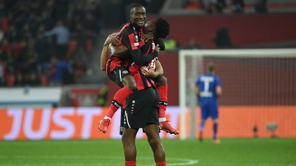 Moussa Diaby célèbre son but dans les bras de son coéquipier, lors du match Bayer Leverkusen- Bétis Séville, le jeudi 4 novembre 2021. (INA FASSBENDER / AFP)