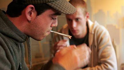 Deux jeunes Belges fument un joint dans un coffee shop le 19 novembre 2008, &agrave; Roosendaal&nbsp;(Pays-Bas). (ANOEK DE GROOT / AFP)