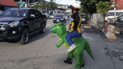 Un policier déguisé surveille la circulation automobile, le 4 juin 2018, à Nakhon Nayok (Thaïlande). (STEPHEN J. BOITANO / AFP)