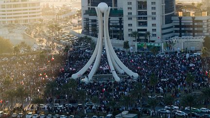 Après les Egyptiens, c’est au tour des Bahreïniens de se révolter. Le 14 février 2011, de nombreux manifestants se réunissent place de la Perle, au centre de la capitale. Malgré la répression violente de la police dès les premiers jours, ils décident d’occuper de façon pacifiste cet endroit. Après un mois d’occupation, le gouvernement soutenu par l'Arabie Saoudite écrase le mouvement. La sculpture est détruite le 18 mars. La place est rebaptisée carrefour al-Farooq. (REUTERS / Caren Firouz )