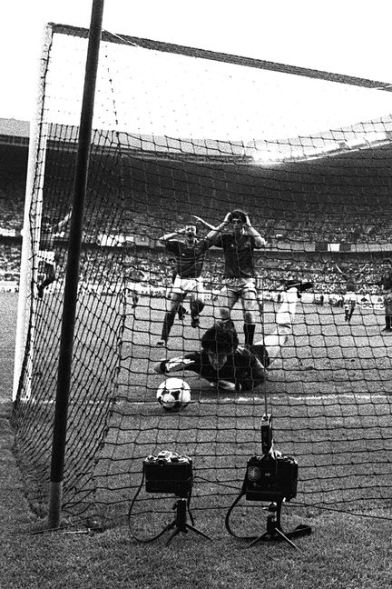 Le ballon frappé par le Français Michel Platini vient d'échapper à Luis Arconada, le gardien espagnol, à la 57e minute de la finale de l'Euro, le 27 juin 1984 à Paris. (AFP)