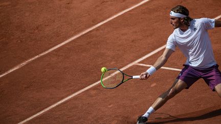 Stefanos Tsitsipas lors de sa qualification pour le 3e tour à Roland-Garros 2021 mercredi 2 juin. (AURELIEN MORISSARD / MAXPPP)