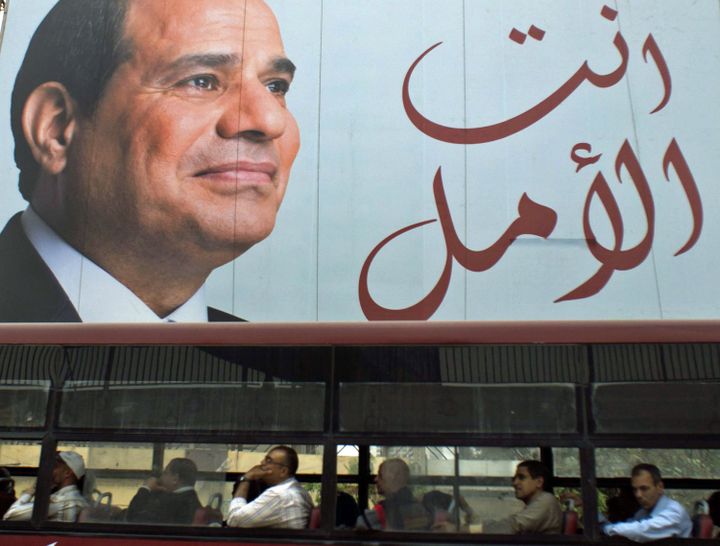 Un bus rempli de passagers passe devant le portrait d'Abdel Fatah al-Sissi pendant la campagne présidentielle le 28 mars 2018 au Caire. A côté du portrait, on peut lire: «Vous êtes l'espoir». (Amr Nabil/AP/SIPA)