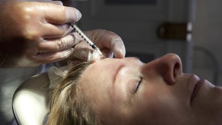 Une femme re&ccedil;oit une injection de Botox. (AMELIE BENOIST / BSIP)