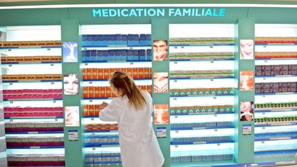 Des m&eacute;dicaments factices dans un rayon-pilote d&eacute;di&eacute; &agrave; la m&eacute;dication familiale, dans une parapharmacie d'un centre Leclerc,&nbsp;le 9 avril 2008 &agrave; Vitry-sur-Seine (Val-de-Marne). (STEPHANE DE SAKUTIN / AFP)