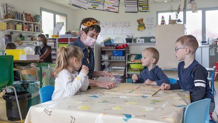 Une classe à Poitiers, le 9 avril 2021. (JEAN-FRANCOIS FORT / HANS LUCAS / AFP)