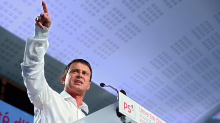 Le ministre de l'Int&eacute;rieur, Manuel Valls, le 24 ao&ucirc;t 2013, &agrave; l'universit&eacute; d'&eacute;t&eacute; de La Rochelle. (ALAIN JOCARD / AFP)