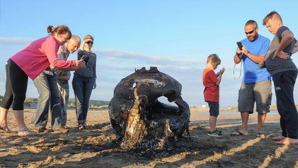 La mine am&eacute;ricaine, photographi&eacute;e apr&egrave;s que la police l'a fait exploser, le 17 ao&ucirc;t 2015 &agrave; Burry Port (Pays de Galles). (GRAHAM HARRIES / SIPA)