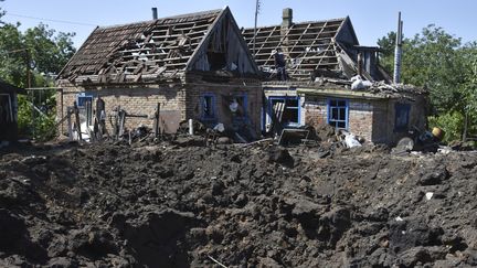 Un cratère d'obus dans le village ukrainien de Kouchouhoum, à proximité de Zaporijjia, le 3 juillet 2023. (ANDRIY ANDRIYENKO / AP)