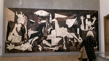 L'œuvre&nbsp;de Picasso "Guernica" revistée en gravure sur bois par l'artiste Damien Deroubaix, au musée Picasso à Paris, le 25 mars 2018. (ANNE CHEPEAU / RADIO FRANCE)