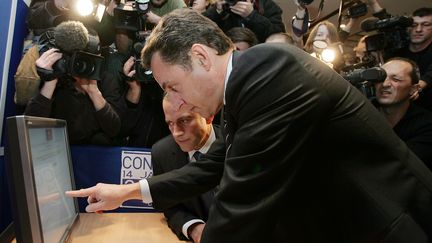 Nicolas Sarkozy utilise le vote &eacute;lectronique pour d&eacute;signer le candidat UMP &agrave; la pr&eacute;sidentielle de 2007, le 10 janvier 2007 au si&egrave;ge de l'UMP, &agrave; Paris. (DOMINIQUE FAGET / AFP)