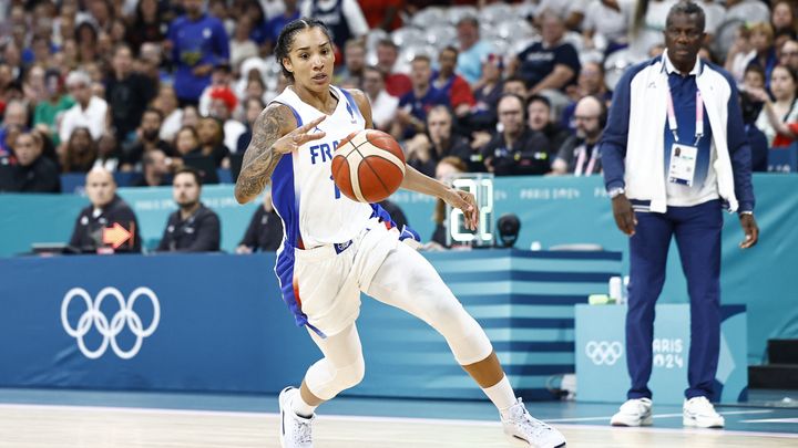 Gabby Williams lors du deuxième match de poule de l'équipe de France de basket féminine contre le Nigeria, le 1er août 2024 aux Jeux olympiques de Paris. (SAMEER AL-DOUMY / AFP)