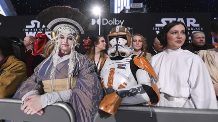 Des fans de Star Wars, costumés, au cinéma à Los Angeles, aux États-Unis, le 16 décembre 2019. (VALERIE MACON / AFP)