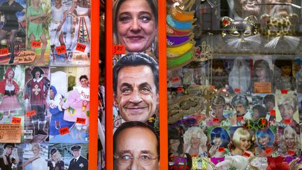 Le 10 avril 2012 &agrave; Paris, des masques repr&eacute;sentants les candidats dans un magasin de farces et attrapes.&nbsp; (JOEL SAGET / AFP)