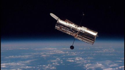 Le télescope Hubble lors de sa séparation de la navette Discovery en 1997.&nbsp; (NASA / AFP)