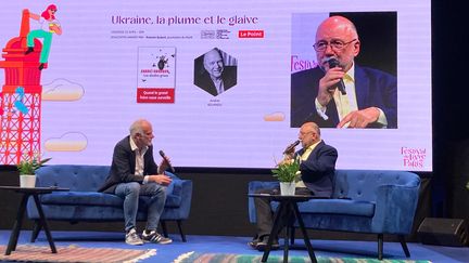 L'écrivain Andreï Kourkov au Festival du livre sur la scène de l'Agora&nbsp;au Grand Palais Ephémère, 22 avril 2022 (Laurence Houot / FRANCEINFO CULTURE)