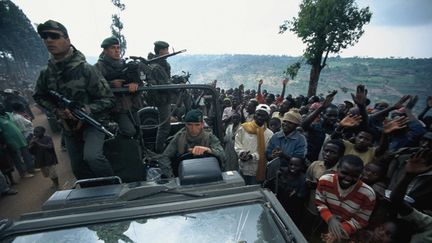 &nbsp; (Militaires francais participant a la protection d'un convoi humanitaire au Rwanda dans le cadre de l'operation "Turquoise" en 1994. © Nicolas José /SIPA)