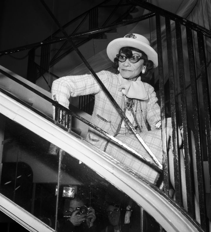 La couturière Coco Chanel assise sur les marches d'un escalier de sa maison de couture, le 30 janvier 1969 à Paris (STAFF / UPI)