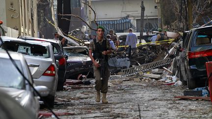 Un soldat inspecte les lieux de l'attentat &agrave; Beyrouth (Liban), le 20 octobre 2012. (ANWAR AMRO / AFP)