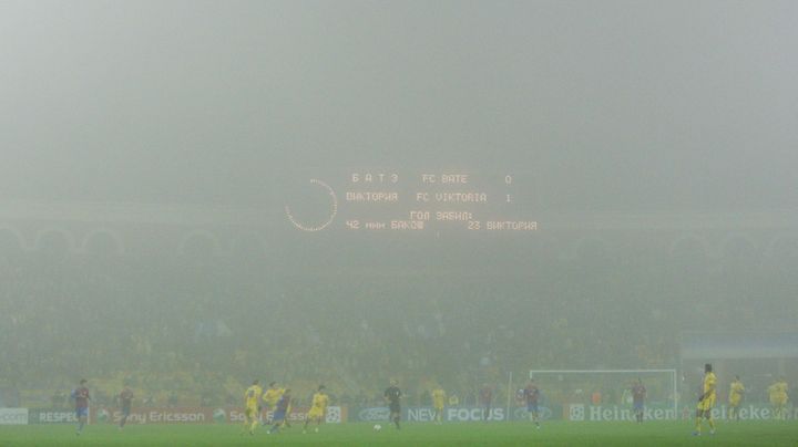 Les rigueurs du climat bi&eacute;lorusse lors du match entre le BATE Borisov et l'&eacute;quipe tch&egrave;que du Viktoria Plzen, le 23 novembre 2011 &agrave; Minsk, en Bi&eacute;lorussie. (SERGEI GRITS /SIPA )