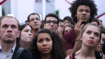 Des membres du Mouvement des jeunes socialistes &eacute;coutent un discours de S&eacute;gol&egrave;ne Royal &agrave; l'occasion des &eacute;lections l&eacute;gislatives, le 17 juin 2012 &agrave; La Rochelle (Charente-Maritime). (FRED DUFOUR / AFP)