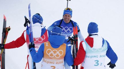 Les biathlètes français&nbsp;après leur deuxième place&nbsp;lors du relais masculin, le 15 février 2022 aux Jeux olympiques de Pékin. (ODD ANDERSEN / AFP)