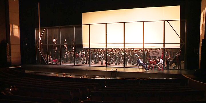 Décors minimaliste, qui laisse le champs libre à l'expression des corps. Répétition de l'opéra "Le Monstre du Labyrinthe" joué à l'Opéra Berlioz de Montepellier
 (France 3 / Culturebox)