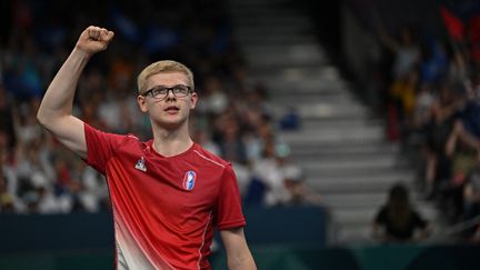 Félix Lebrun célèbre sa victoire en quarts de finale de la compétition par équipes des Jeux olympiques, le 7 août 2024 à l'Arena Paris Sud. (AFP)