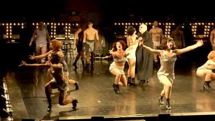 "Cabaret" la comédie musicale inspirée de l'ouvrage de Christopher Isherwood "Adieu à Berlin", par le Lido 2 Paris. (France 3 Paris Île-de-France)