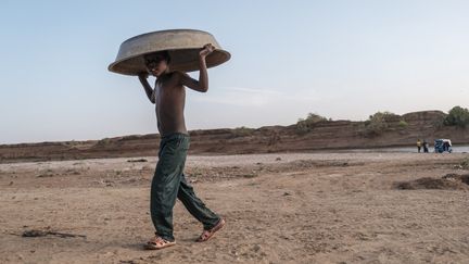 Mais les enfants paient aussi le prix fort. Car submergés par les problèmes, les parents "n'ont même plus le temps de s'occuper, de veiller sur leur progéniture", explique un membre de l’ONG, Save The Children. "Normalement, une mère prend soin de ses enfants. On comprend la gravité, l'amplitude des problèmes, qui sont telles qu'elles lui font oublier d'emmener son enfant à l'hôpital (...) ou l'en empêchent, parce qu'elle est accaparée par ses autres enfants ou occupée à sauver son cheptel", déclare-t-il à l’AFP. &nbsp; (EDUARDO SOTERAS / AFP)