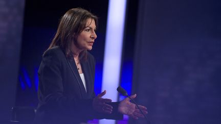 La candidate socialiste à l'élection présidentielle, Anne Hidalgo, sur le plateau du "20 heures" de France 2, le 25 janvier 2022. (JULIEN DE ROSA / AFP)