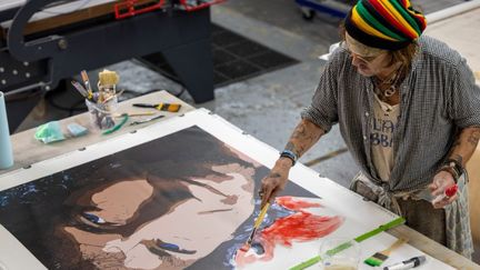 Johnny Depp peignant le portrait de Bob Dylan.&nbsp; (CASTLE FINE ART)