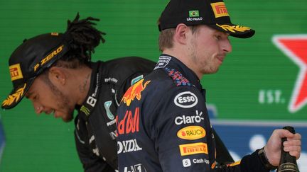 Lewis Hamilton (à gauche) et Max Verstappen sur le podium à l'issue du Grand Prix de Sao Paulo (Brésil), le 14 novembre 2021. (CARL DE SOUZA / AFP)