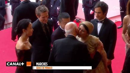 La bise de Leila Hatami à Gilles Jacob
 (Capture d&#039;écran TV Festival de Cannes)