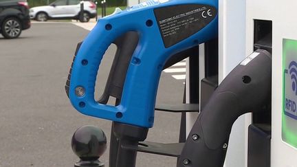 Automobile : les bornes de recharge électriques se multiplient sur les autoroutes