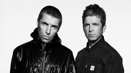 Liam et Noel Gallagher, d'Oasis, dans un portrait non daté en noir et blanc diffusé le 27 août 2024. (SIMON EMMET / FEAR PR / HANDOUT / MAXPPP)