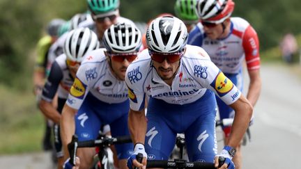 Julian Alaphilippe à l'attaque, une image qu'on pourrait voir entre l'île d'Oléron et l'île de Ré. (KENZO TRIBOUILLARD / AFP)