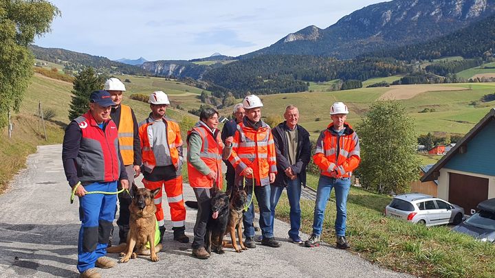 Les maîtres-chiens et leurs bergers allemands, dressés pour détecter les fuites d'eau,&nbsp;entourés des membres du groupe VEOLIA. (VEOLIA)