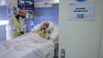 Un patient&nbsp;contaminé au coronavirus en chambre de réanimation, le 12 novembre 2020, à Paris. (THOMAS SAMSON / AFP)