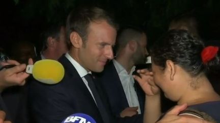 Emmanuel Macron au contact de la population à Cayenne (FRANCE 2)