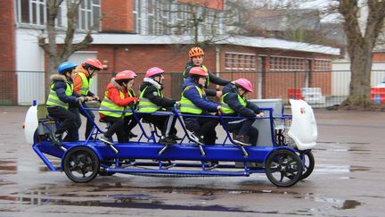 Le scoolbus, un adulte et 10 enfants, un bus à pédale à assistance électrique
 (COMMUNAUTE D'AGGLOMERATION SEINE-EURE)