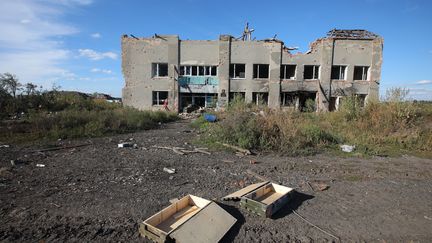 Des boîtes de munitions vides abandonnées par les Russes à Hrakove, un village récemment libéré des Russes par les forces armées ukrainiennes, au nord-est du pays (Photo du 9 septembre 2022). (VYACHESLAV MADIYEVSKYY / AVALON / MAXPPP)