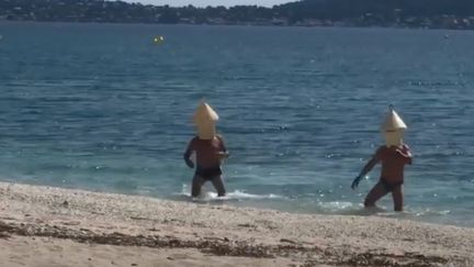 Deux hommes déguisés en bouées sur une plage de Hyères (Var). (CAPTURE D'ÉCRAN YOUTUBE)