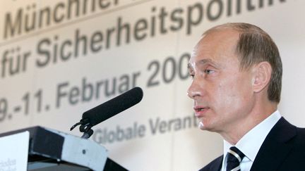 Le président russe Vladimir Poutine prononce un discours lors de la 43e édition de la conférence de Munich sur la sécurité, le 10 février 2007. (DMITRY ASTAKHOV / POOL / AFP)