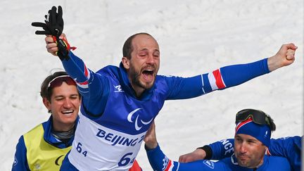 La joie d'Anthony Chalencon à l'issue du&nbsp;relais open de ski de fond, dimanche 13 mars 2022. (LI BO / XINHUA / AFP)