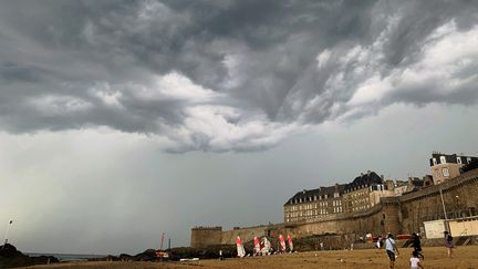 La plage de Saint-Malo (Ille-et-Vilaine), le 12 août 2020. (SANDRINE MULAS / HANS LUCAS / AFP)