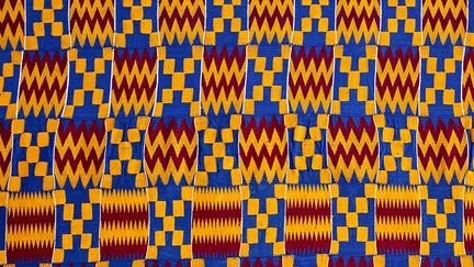 Le tissu avec sa diversité de textiles, ses différentes techniques de tissage à partir de fibres végétales locales, de soie, de laine et de fibres synthétiques et plus de 300 motifs répertoriés, constitue une part importante de la culture africaine. Le kente (tissu de soie et de coton composé de bandes de tissu entrelacées) constitue un véritable langage en soi et est devenu l’une des icônes de la culture africaine.&nbsp; &nbsp; &nbsp; (DON DE DENISE ET MICHEL MEYNET PHOTOGRAPHIE MUSEE DES CONFLUENCES, OLIVIER GARCIN)