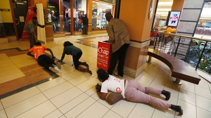 Des familles s'&eacute;chappent du centre commercial de Westgate, le 21 septembre 2013 &agrave; Nairobi (Kenya).&nbsp; (GORAN TOMASEVIC / REUTERS)