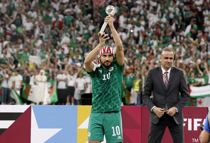 Youcef Belaïli avec son trophée de deuxième meilleur joueur de la Coupe arabe des nations, le&nbsp;18 décembre 2021 (JACK GUEZ / AFP)