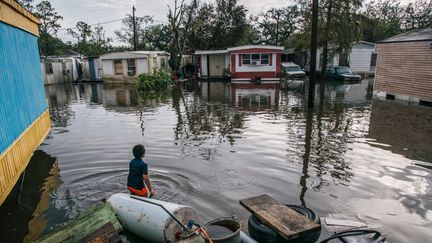 Un enfant de 8 ans contemple les dégâts provoqués par le passage de l'ouragan Ida à Barataria, en périphérie de La Nouvelle-Orléans, en Louisiane (Etats-Unis). (BRANDON BELL / GETTY IMAGES NORTH AMERICA / AFP)